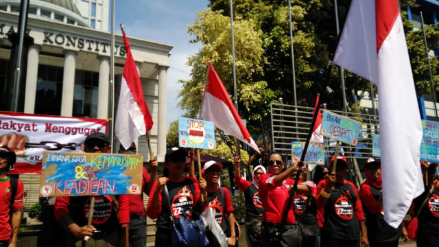 Aksi Presidium Rakyat Menggugat di depan MK (Foto: Yuana Fatwalloh/kumparan)