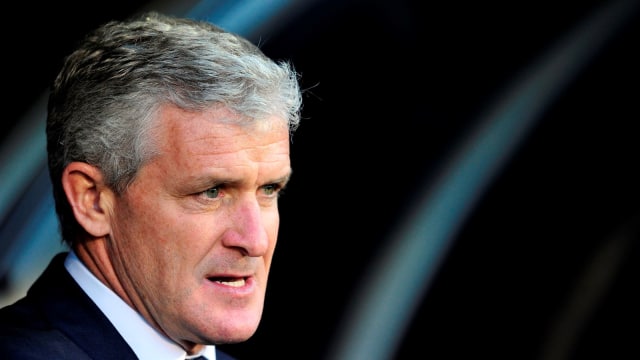 Hughes saat menangani Fulham. (Foto: AFP/Glyn Kirk)
