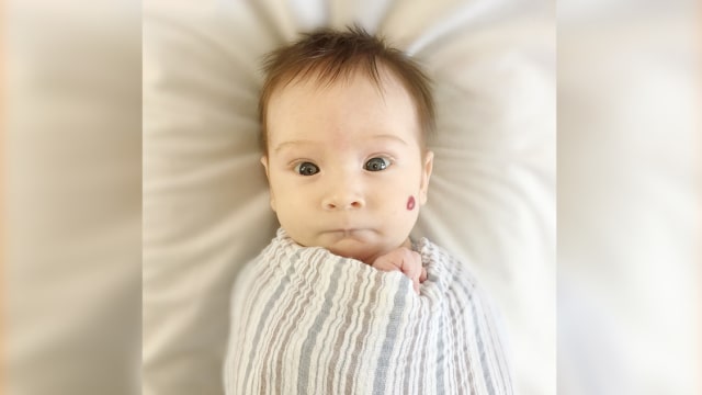 Bayi sedang dibedong (Foto: Pixabay)