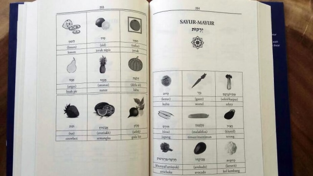 Kamus bahasa Ibrani oleh Sapri Sale (Foto: Helmi Afandi/kumparan)