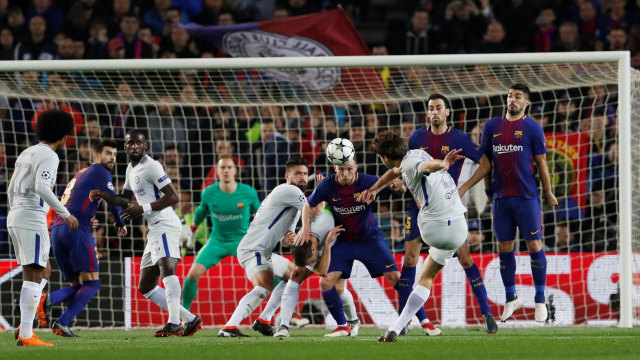 Tendangan bebas Marcos Alonso membentur tiang. (Foto: Reuters/Lee Smith)