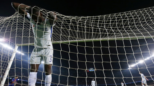 Ruediger usai sundulannya membentur tiang. (Foto: Reuters/Albert Gea)