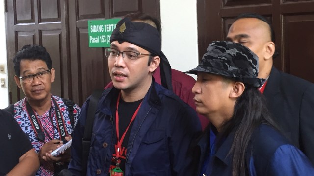 Sandy Tumiwa dan tim kuasa hukum. (Foto: Adinda Githa Murti Sari Dewi/kumparan)