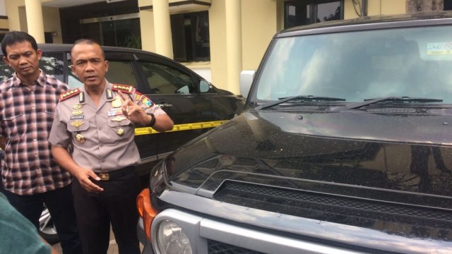 Penembakan mobil Kepala Dinas Perumahan, Surabaya (Foto: Phaksy Sukowati/kumparan)