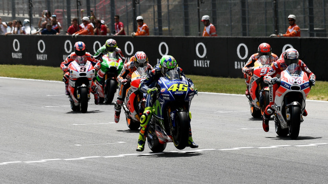 Para pebalap MotoGP memulai start. Foto: Vincenzo PINTO / AFP