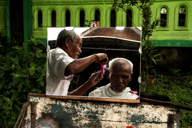 Memupuk rezeki dengan memainkan alat pemangkas manual