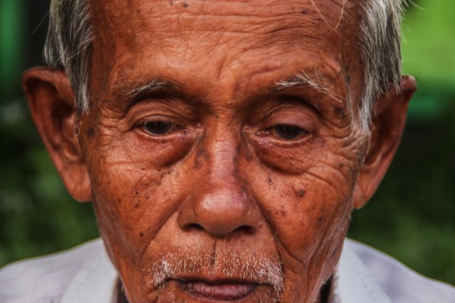 Memupuk rezeki dengan memainkan alat pemangkas manual (5)