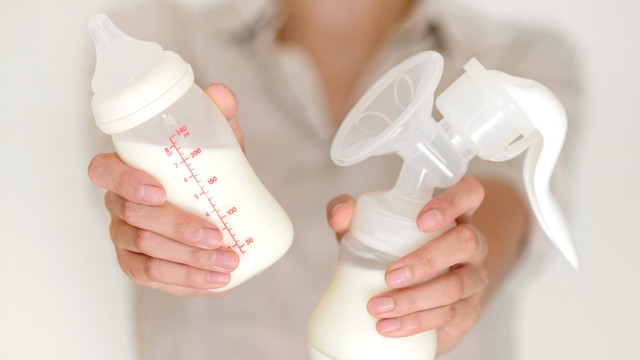 Rutin mengeluarkan ASI, agar produksi ASI perah melimpah. (Foto: thinkstock)
