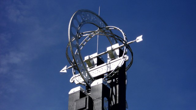 Bentuk puncak Tugu Khatulistiwa (Foto: Flickr)