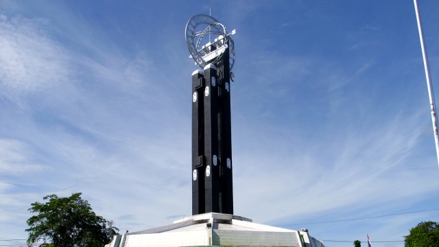 Tugu Khatulistiwa dari luar (Foto: Flickr)