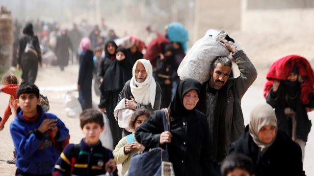 Warga Ghouta mengungsi (Foto: REUTERS/Omar Sanadiki)