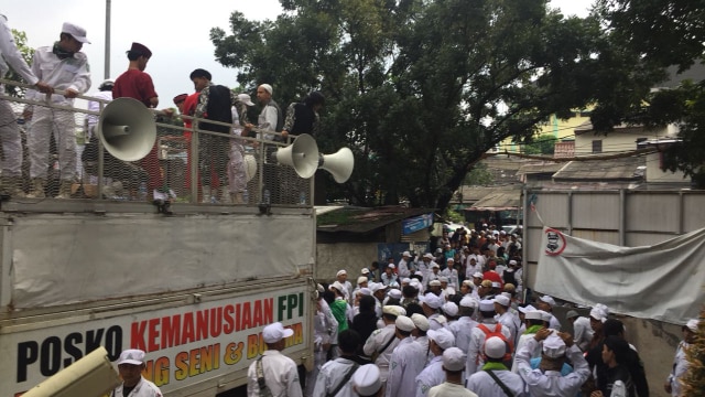 Massa FPI membubarkan diri dari Kantor Tempo (Foto: Mirsan Simamora/kumparan)