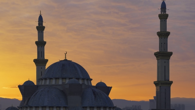 Kubah Masjid Wilayah dan Langit Senja (Foto: Flickr/Gilbert Chua)