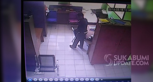Terekam CCTV, Maling Gondol Laptop dan HP PNS Kantor Kecamatan Cidahu Sukabumi