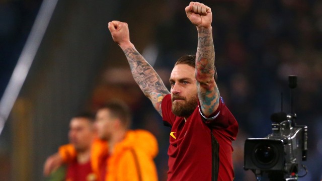 De Rossi rayakan kemenangan Roma. Foto: REUTERS/Alessandro Bianchi