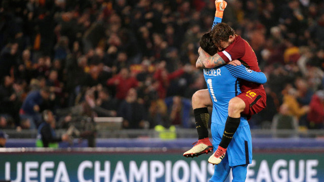 De Rossi rayakan kemenangan Roma. (Foto: REUTERS/Max Rossi)