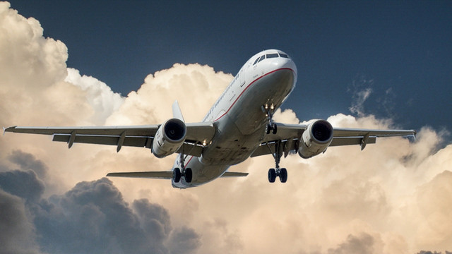 Ilustrasi pesawat menjelang landing. (Foto: Pexels)