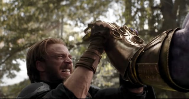 Captain America menahan serangan Thanos (Foto: Marvel Studios)