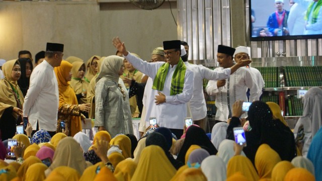 Anies di Pengukuhan Forum Komunitas Ustazah. (Foto: Jamal Ramadhan/kumparan)