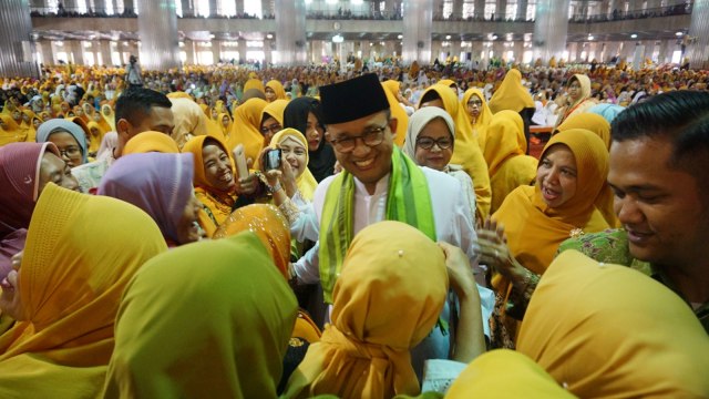 Anies di Pengukuhan Forum Komunitas Ustazah. (Foto: Jamal Ramadhan/kumparan)