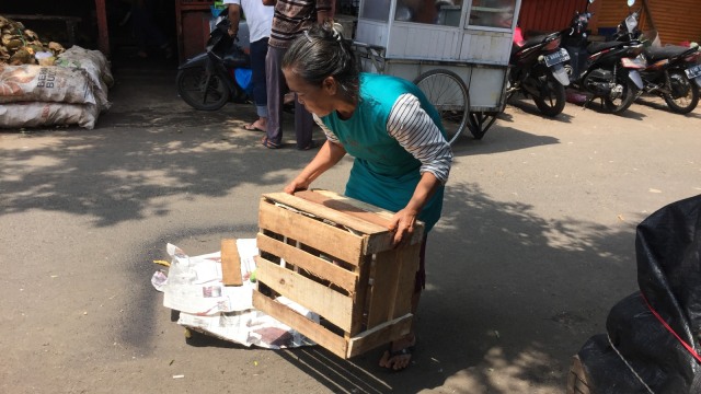 Lokasi besi proyek jatuh di Pasar Rumput. (Foto: Raga Imam/kumparan)