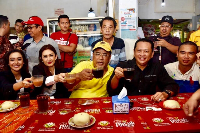 Bambang Soesatyo bersama Hotman dan kalangan artis (Foto: istimewa)
