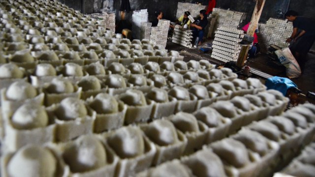 Ilustrasi produksi garam. (Foto: ANTARA/Adeng Bustomi)