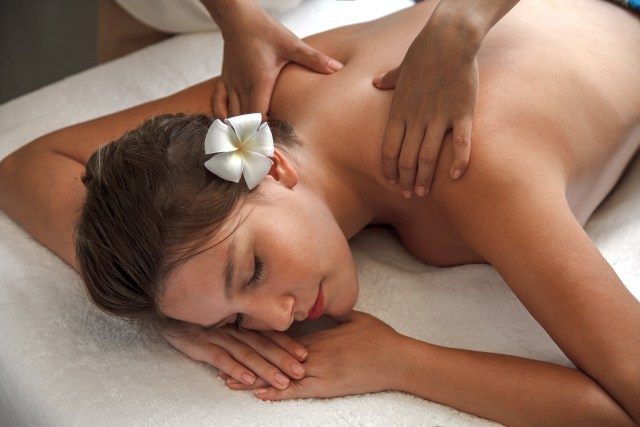 Ilustrasi Wanita Menikmati Spa Foto: Mövenpick Resort & Spa Jimbaran Bali