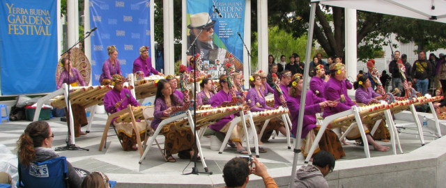 Orang California Piawai Bermain Gamelan