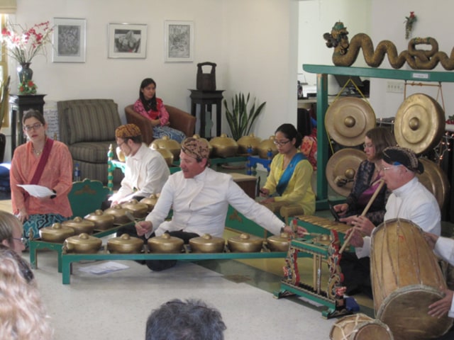 Orang California Piawai Bermain Gamelan (1)
