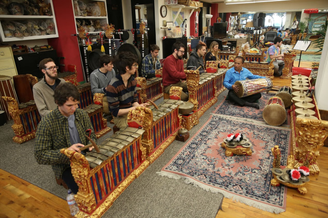 Orang California Piawai Bermain Gamelan (2)