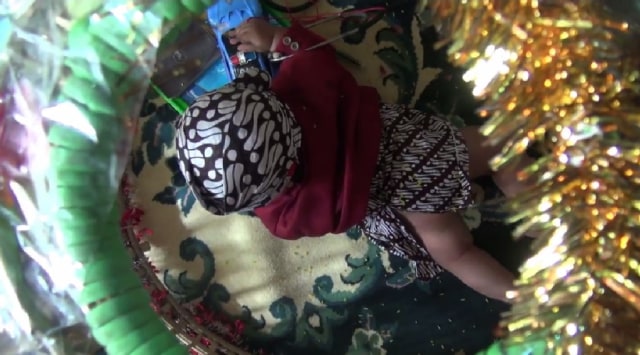 Foto: Tradisi Tedak Siten, Anak Mandi Kembang Tujuh Rupa hingga Masuk Kurungan (4)