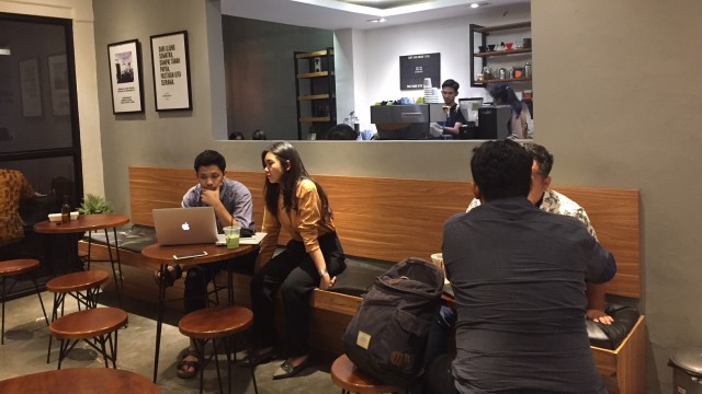 Suasana di coffee shop (Foto: Safira Maharani/kumparan)