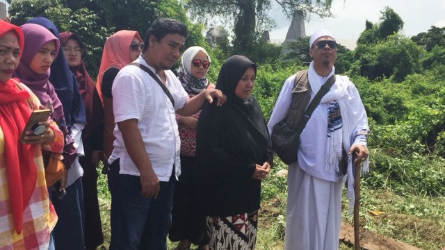 Opick di pemakaman istri (Foto: Giovanni/kumparan)
