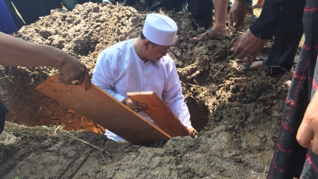 Prosesi pemakaman istri Opick (Foto: Giovanni/kumparan)