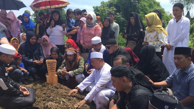 Proses pemakaman istri Opick. (Foto: Giovanni/kumparan)