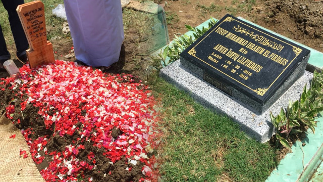 Makam istri kedua Opick dekat makam anak mereka. (Foto: Giovanni/kumparan)
