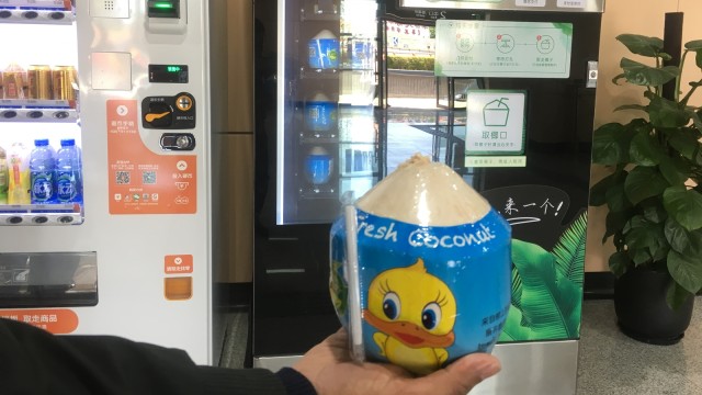 Vending machine untuk beli es kelapa. (Foto: Feby Dwi Sutianto/kumparan)