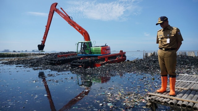 Anies di lokasi pembersihan sampah Teluk Jakarta (Foto: Jamal Ramadhan/kumparan)