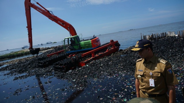Anies di lokasi pembersihan sampah Teluk Jakarta (Foto: Jamal Ramadhan/kumparan)