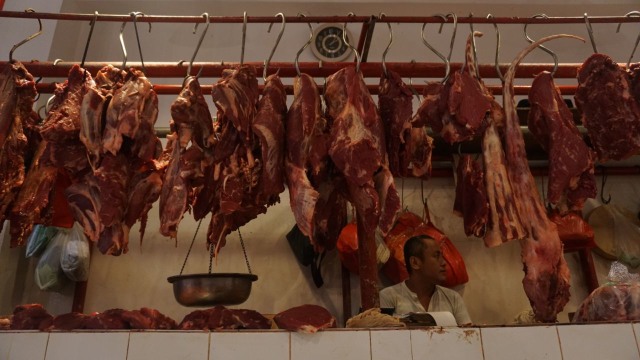 Penjualan daging sapi di pasar Senen. (Foto: Aditia Noviansyah/kumparan)