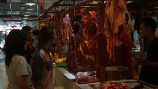 Penjualan daging sapi di pasar Senen. (Foto: Aditia Noviansyah/kumparan)