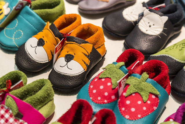 Memilih Sepatu Balita (Foto: pixabay)