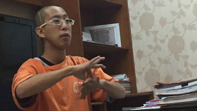 Pelaku pemasangan cincin ke wanita di Bandung. (Foto: Iqbal Tawakal/kumparan)