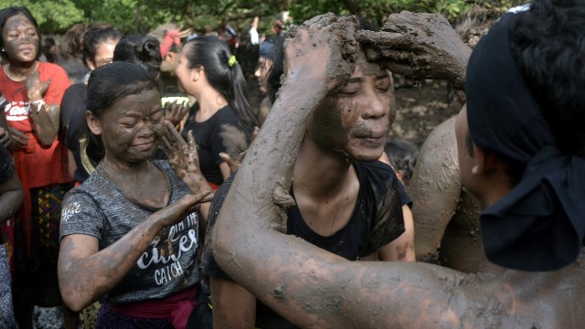 Tradisi Mebuug-buugan Foto: ANTARA FOTO/Fikri Yusuf