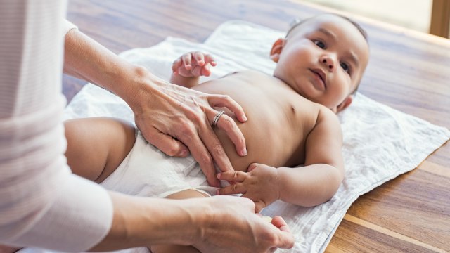 Ilustrasi mengganti popok bayi. (Foto: Thinkstick)