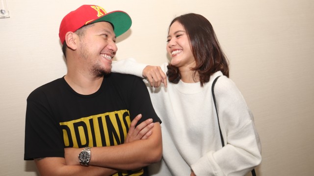 Gading Marten dan Della Dartyan. (Foto: Munady Widjaja)
