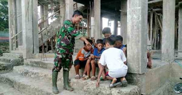 Anggota TNI Pati Ini Bercengkrama Dengan Anak - anak, Disela TMMD