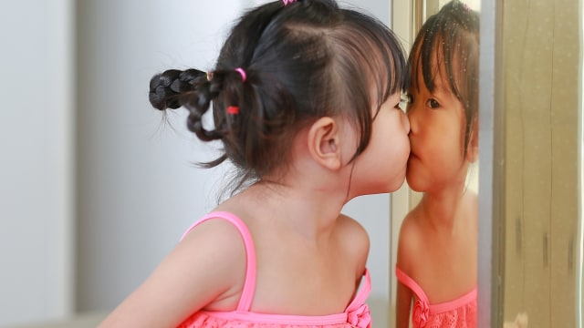 Ilustrasi anak bercermin.  (Foto: Thinkstock)