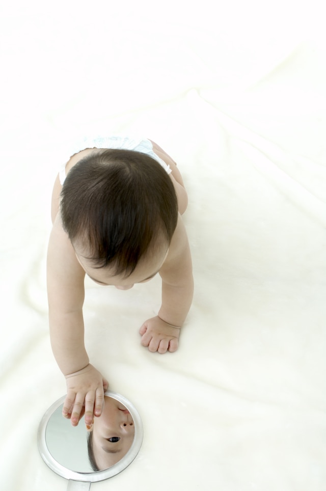 Ilustrasi anak bercermin.  (Foto: Thikstock)